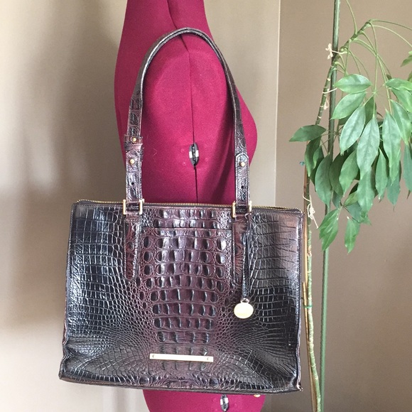 Brahmin Handbags - 🎉HP🎉Brahmin Purse in Cocoa with Zippered closure